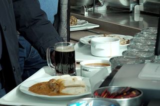 Oběd v centru Prahy za 130 korun. V Bílé Labuti opět otevřeli legendární Jídelnu U Rozvařilů - Novinky