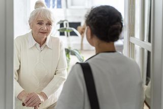 Českem se šíří nový krutý podvod na starší seniory. Podvodníci jsou tak přesvědčiví, že jim často naletí i ti nejchytřejší z nich »