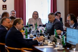 securitymagazin.cz/defence/cr-se-musi-pripravovat-na-dlouhou-valku-ministryne-cernochova-chce-zohlednit-celospolecensky-pristup-k-obrane-1404071263.html