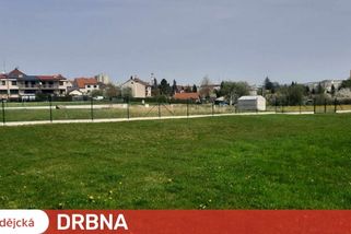 Na stezce ke kostelu se objevil plot. Máme dost výkalů a nepořádku, říká majitelka