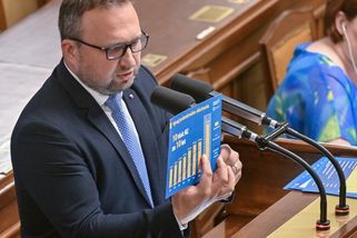 Koalice protlačila sněmovnou spornou reformu penzí. Debata trvala 32 hodin