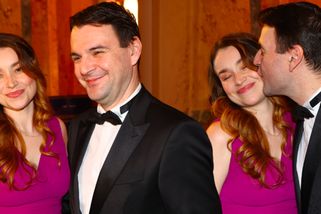 Ministr Macinka vyvedl na ples krásnou manželku. Monika odhalila jeho utajenou stránku