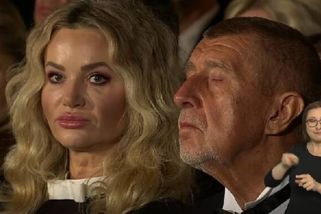 Předání státních vyznamenání a snímek, který vydá za tisíc slov. Usínající Babiš s Monikou po boku