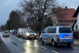 Policisté se samopaly zasahují v domě na Kladensku, akce souvisí s masakrem na univerzitě v Praze - Novinky