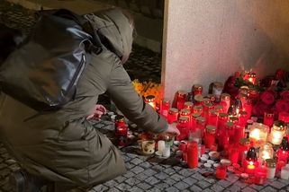 Lidé přicházejí na pietní místo, uctívají oběti střelby - Novinky