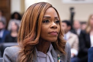 Demokratce hrozí vyloučení ze Sněmovny. Kvůli obvinění ze zpronevěry milionů dolarů za očkování proti covidu-19 - Novinky