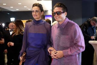 Tmavé brýle, oloupaný lak na nehtech a růžová teplá košile: Ondřej Brzobohatý se na Slavících zrovna nevytáhl - Super.cz