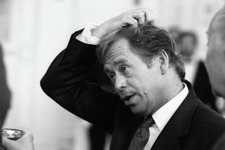 Jak esenbák sháněl bony od Václava Havla - Médium.cz