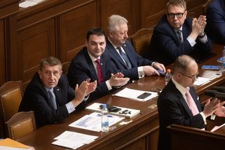 Nejistota kolem důchodového věku: Vláda slibuje strop 65 let, v oficiálním plánu to ale chybí