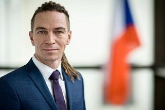 Dva roky od „Bartošovy“ digitalizace. Některé úřady dodnes neodbavily ani papírová podání