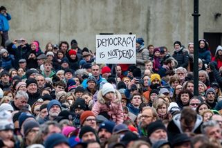 Názory na Milion chvilek dělí Česko. Většina se ale shodne, že akce spolku vládu nezmění, říká průzkum