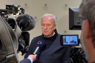 Schillerová žádá po Ústavním soudu okamžité úspory. Není to reálné, říká Baxa