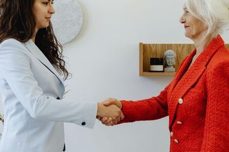 Vadí vám, když vás oslovují křestním jménem? A proč? Je to uctivé a slušné - Médium.cz