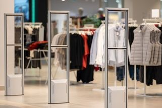 „Brána pípala nám oběma, ale prohledali jen mě. Pak mi došlo proč,“ líčí Jana zkušenost s ochrankou