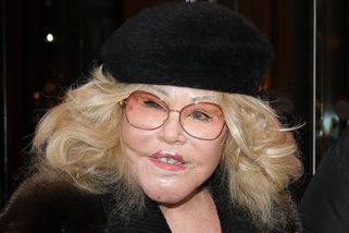 Královna nepovedených plastik (84) vyvedla snoubence (57): Nemá jedinou vrásku, ale vrstevnice by s ní neměnily - Super.cz