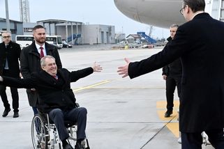 Zeman přiletěl do Bělehradu, Vučić ho přivítal s otevřenou náručí - Novinky