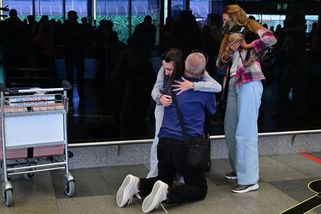 V Praze přistál let Emirates s dalšími Čechy z Dubaje