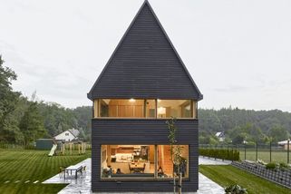 Takhle vypadá dům budoucnosti na českém venkově. Spoří energii a splývá s přírodou
