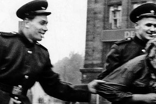 Sověti nás neosvobodili, ale dobyli. Kořistí byly ženy i hodinky - Médium.cz