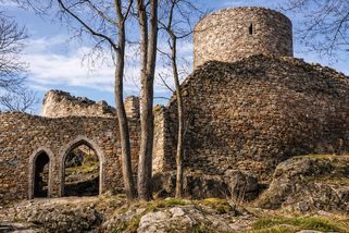 Valdek, zapomenutý hrad, který si les vzal zpět - Médium.cz