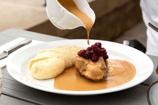 Svíčková, smažák, nebo švestkové knedlíky. Mají Češi opravdu své národní jídlo? - Seznam Zprávy