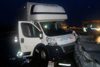 Řidič dodávky po nárazu do svodidel na dálnici D11 zemřel v nemocnici. Policie hledá svědky nehody - Novinky