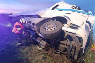 Tragédie na Hradecku a Náchodsku. Na silnicích zemřeli řidič kamionu a cyklista