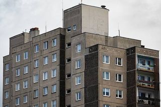 Video šokovalo svět: Opilý Rus pověsil syna na laně z paneláku v sedmém patře