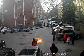 Chlapec hodil petardu do kanálu, víko vyletělo na střechu šestipatrového domu - Novinky