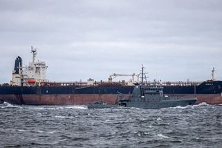 Balt se mění v šachovnici: Rusko posílá na ropné lodě bývalé žoldnéře a operativce