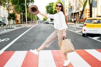 Máváte na řidiče na přechodu? Psychologové odhalili, co toto gesto říká o vaší povaze