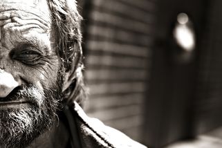 Kolem bezdomovců chodíme každý den. Má smysl dát jim pár drobných?