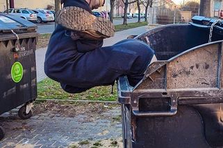 Muž v Plzni uvázl hlavou dolů v kontejneru. Na vyčnívající nohy upozornili svědci - Novinky