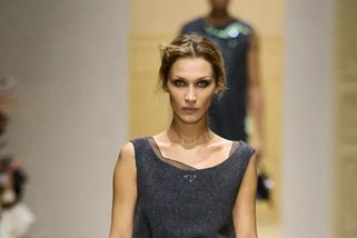 Na jaře 2026 budeme nosit pouze a jedny bermudy a to ty od Prady