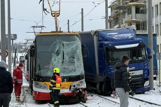 Tramvaj se v Praze střetla s kamionem - Novinky