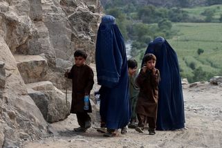 Afghánské zdravotnictví jako časovaná bomba. Ženy můžou léčit jen lékařky, doktorství ale dívky nesmí studovat