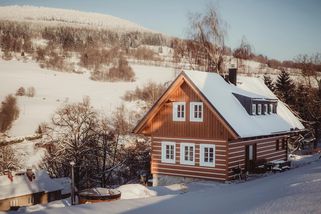 Dumazahrada | Jedna chalupa, dvě řešení. 114 metrů čtverečních porazilo gravitaci a zvládlo i regule CHKO