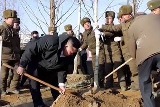 Kim Čong-un ukázal, jak pracuje s lopatou a ještěrkou - Novinky