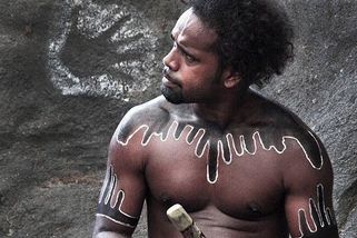 Austrálci jsou nejstarší civilizací na planetě Zemi, ničí je závažné problémy se závislostmi - Médium.cz