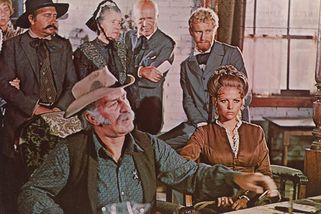 Tenkrát na Západě: Fondova žena u postelové scény, zákaz spodního prádla a móda, která ničila pařížské eskalátory