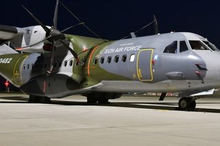 Vystrčilův papalášský let? Spíš adrenalinový zážitek. Nahlédněte do armádního speciálu CASA