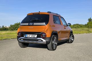 Inster strčí konkurenci do kapsy. Mrňous na baterky je mnohem dospělejší, než se zdá