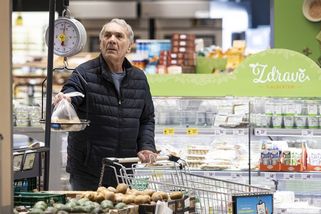 Maloobchodní tržby stále klesají, za potraviny dosáhly historického minima - Novinky