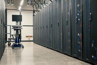 Baterie při blackoutu zachránily fabriky, nemocnice i lednice běžných domácností