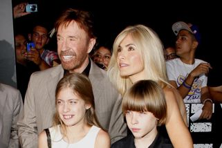 Muž, který „porazil všechno“, odešel. Chuck Norris zemřel. Bylo mu 86 let