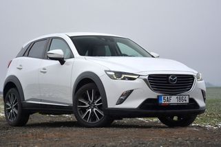 Test ojetiny: Mazda CX-3 je sice auto jen pro dva, ale může mít čtyřkolku a skvělé motory - Garáž.cz