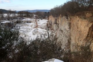 Místo jezírka milion tun navážky. Obec na Plzeňsku brojí proti plánům na zasypání lomu - Novinky