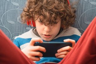 Zakazujete dětem hrát na mobilu? Možná je to chyba - Seznam Zprávy