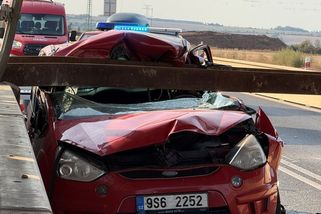 Na osobní auto na D7 u Třebíze spadla traverza - Novinky