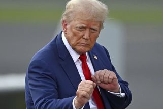 Orel svírá ve spárech kanadskou husu. Trump si po...